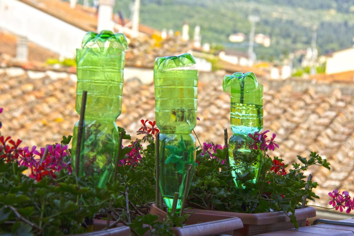 irrigazione capillare fai-da-te con bottiglie e stoffa