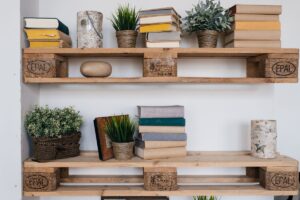 soggiorno con una libreria sospesa fai da te