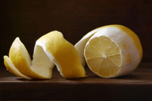 lucidare con buccia di limone