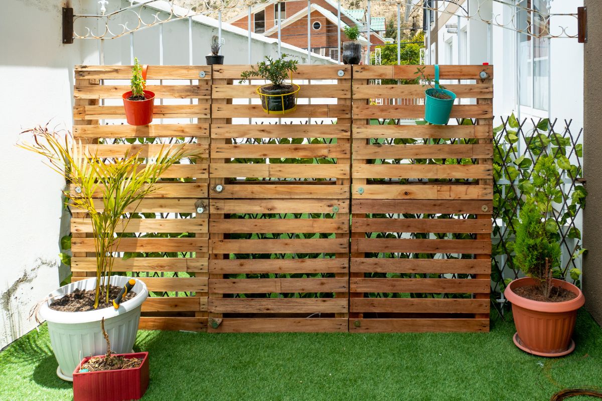 pallet verniciati come parete divisoria
