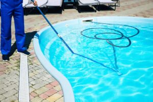 pulizia della piscina