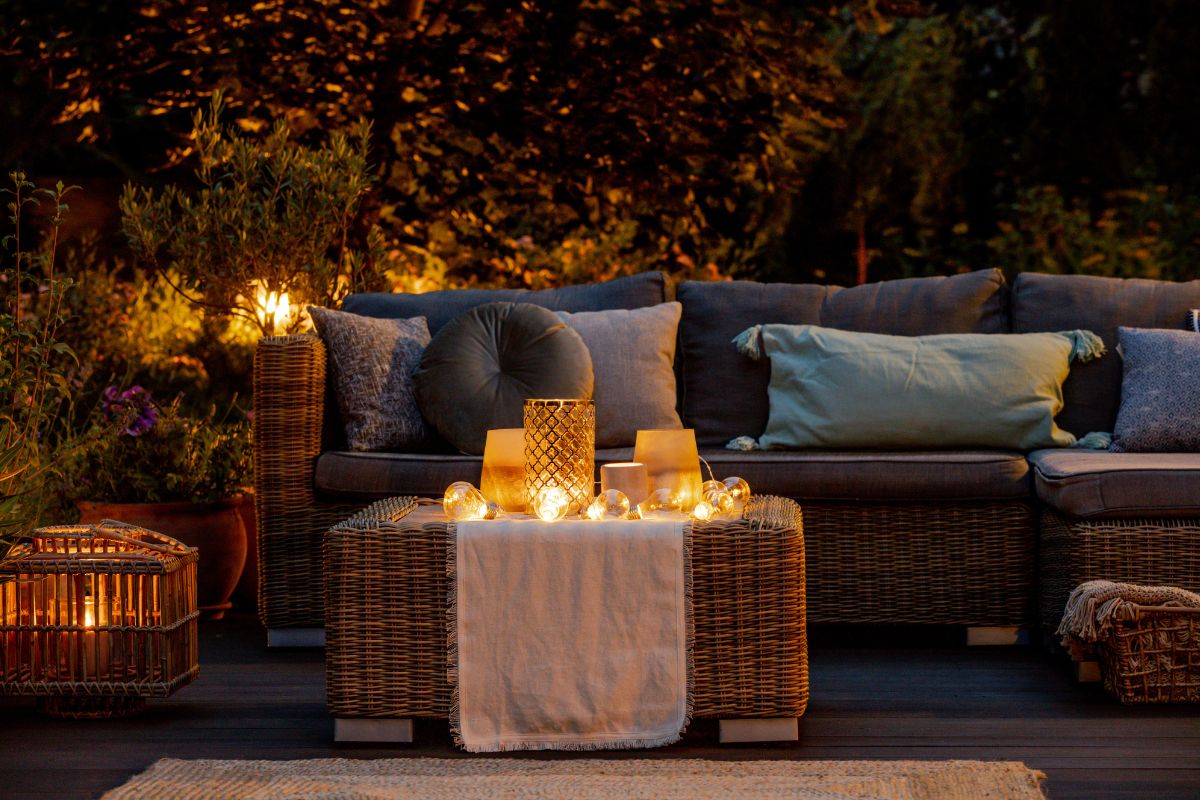 serate in giardino con candele e lanterne
