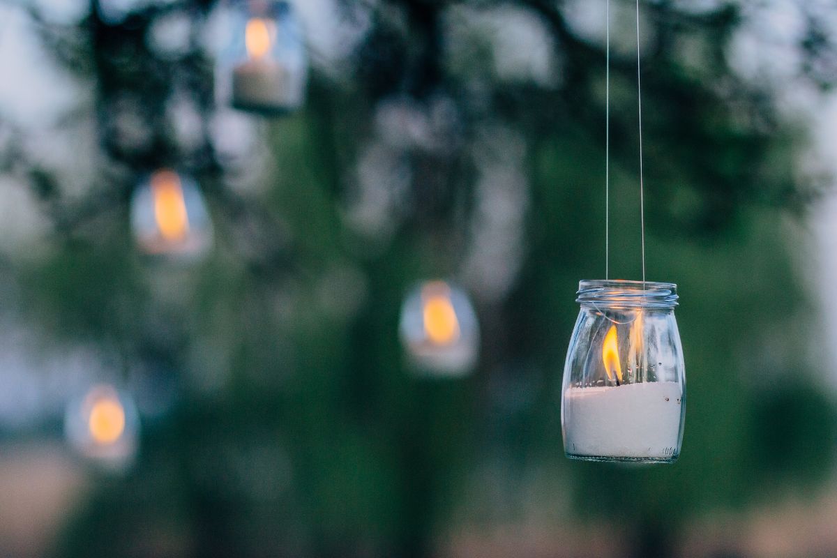 decorare una festa in giardino con materiali riciclati