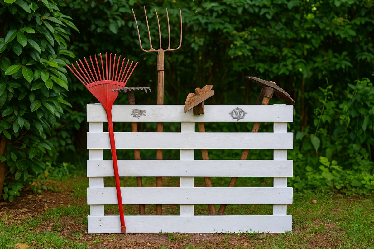 porta-attrezzi da giardino con pallet