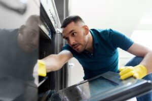pulire le guarnizioni del forno