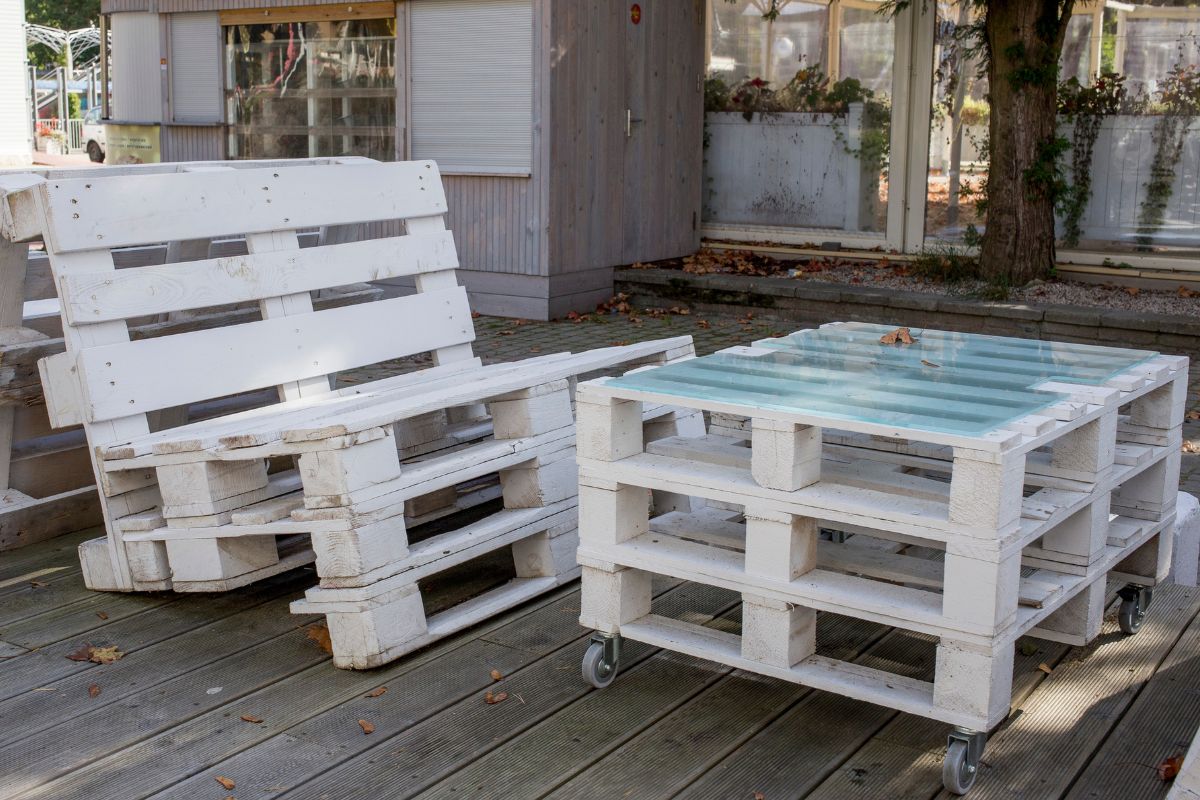 panchina da esterno con pallet