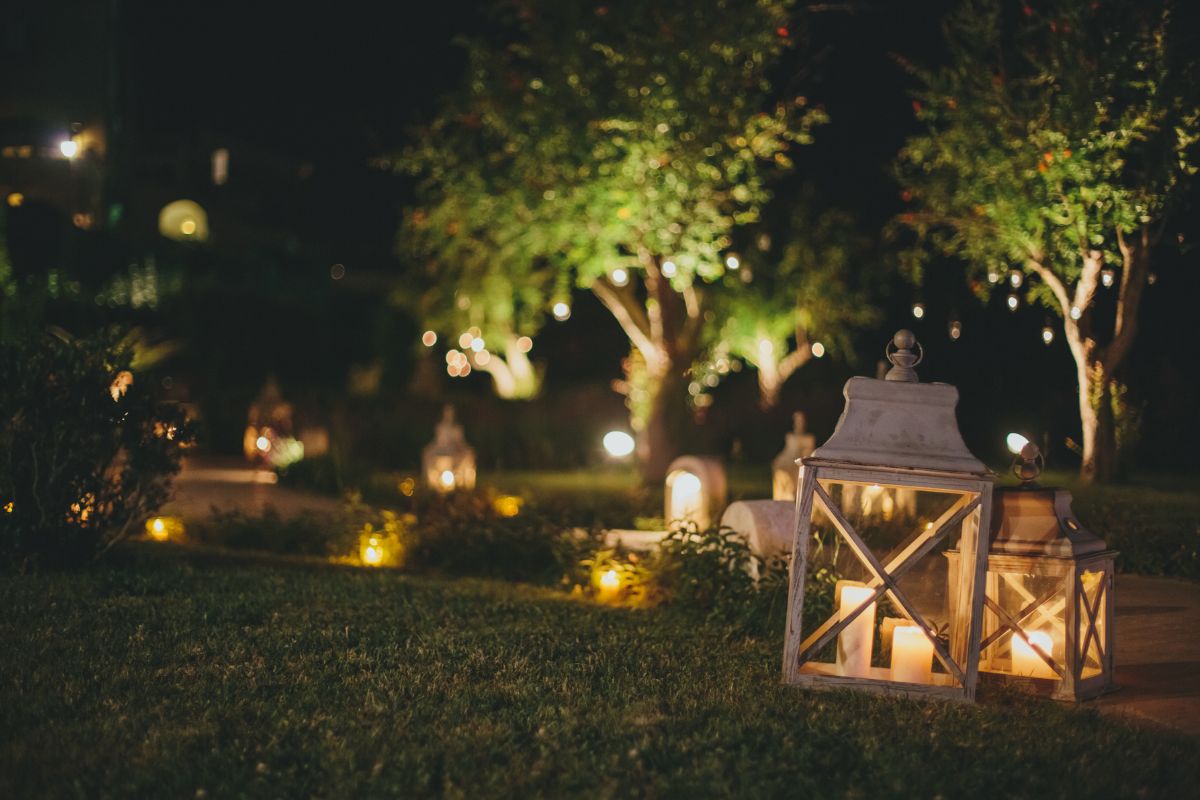 candele e lanterne in giardino