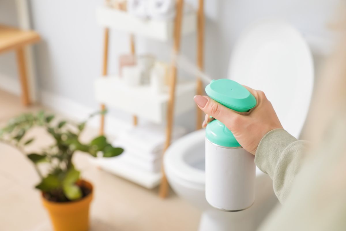 creare uno spray anti-odore per il bagno