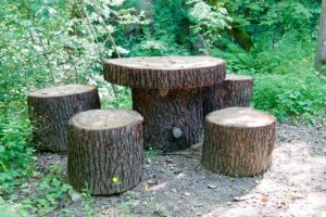 tavolino rustico con un tronco di legno