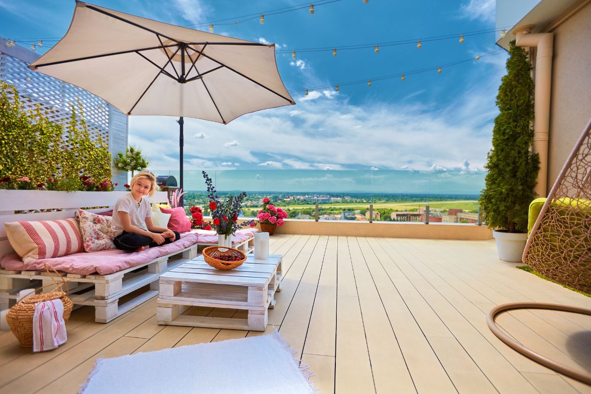 salottino con pallet sul terrazzo