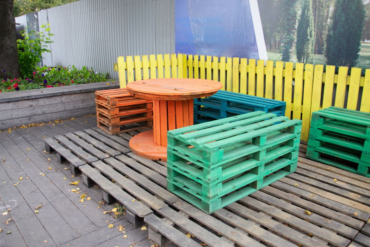 mobile da esterno in pallet per l'autunno