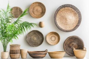 Parete boho con cesti di vimini