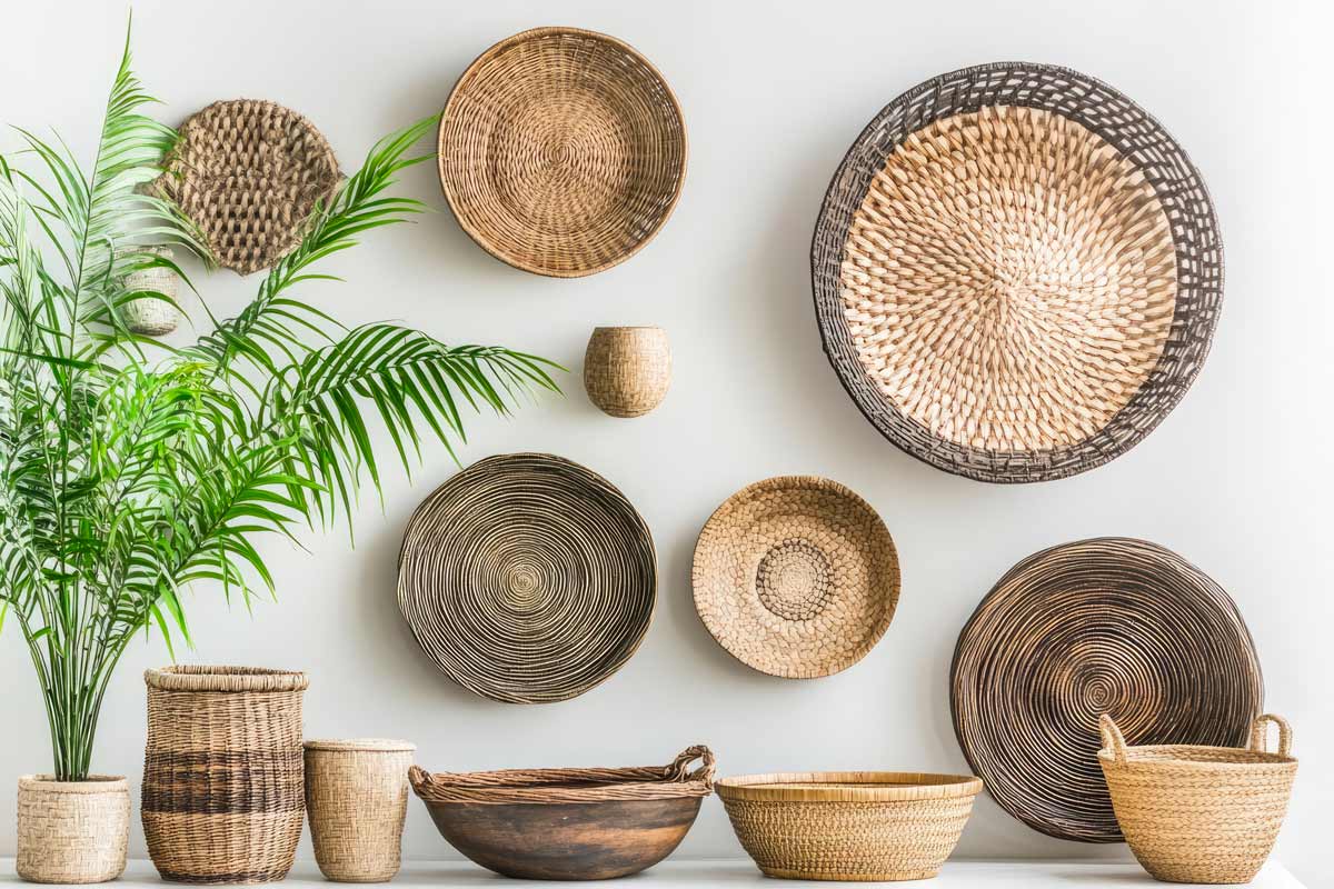 Parete boho con cesti di vimini